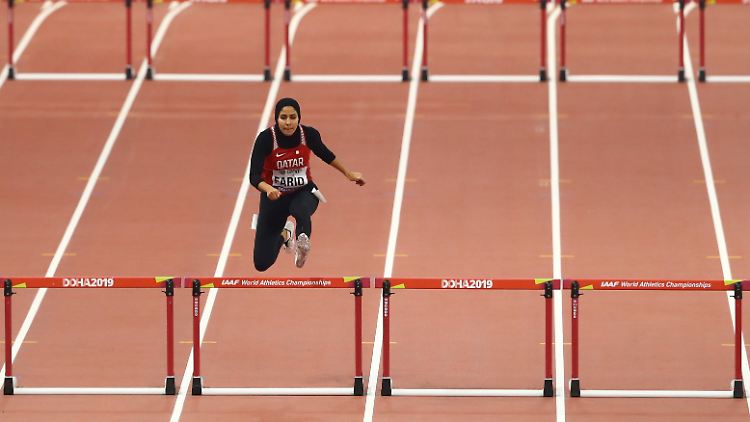So allein wie bei ihrem WM-Vorlauf über 400 Meter Hürden ist Mariam Mamdouh Farid auch in Katars Sportwelt. Frauensport ist dort nicht entwickelt.