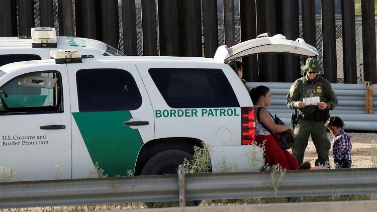Grenzschützer bei der Kontrolle illegaler Einwanderer in El Paso (Texas): Künftig könnten Menschen bei unerlaubtem Grenzübertritt in die USA noch eine ganz andere Behandlung erfahren.