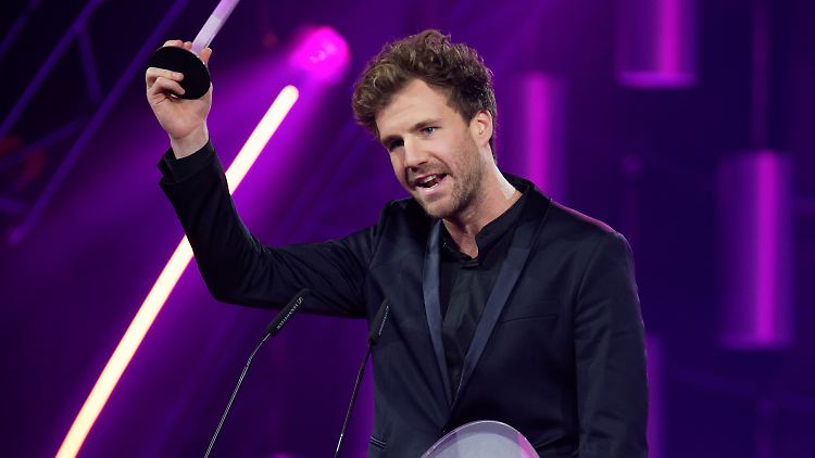 Für "Fernsehgarten"-Moderatorin Andrea Kiewel ein rotes Tuch, für die Zuschauer jedoch einer der Lustigsten: Luke Mockridge.