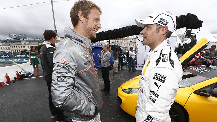 Jenson Button (links) mit Andy Priaulx beim DTM Moskau City Race 2013.