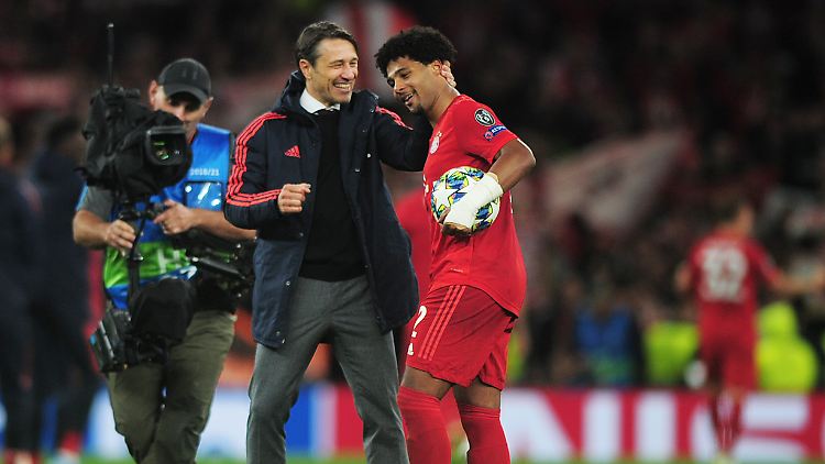 Niko Kovac gratuliert Serge Gnabry nach der Partie gegen die Spurs zu dessen vier Toren - jetzt blickt der Trainer aber wieder konzentriert auf das Bundesligaspiel gegen Hoffenheim.