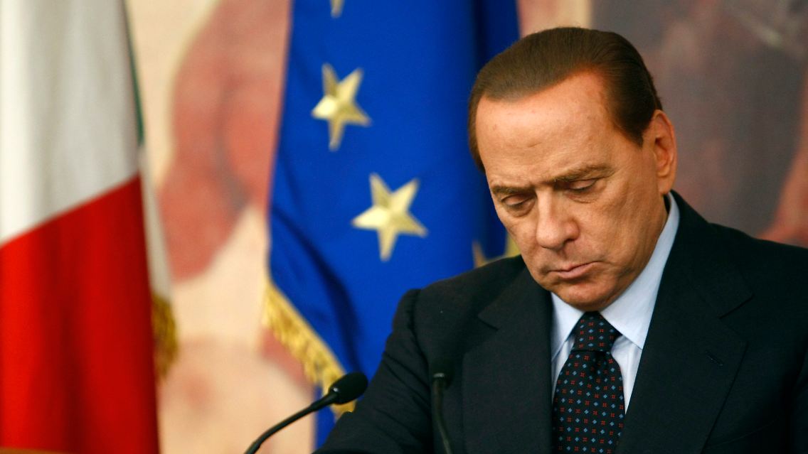 Bleibt er oder muss er gehen? Berlusconi stellt die Vertrauensfrage.