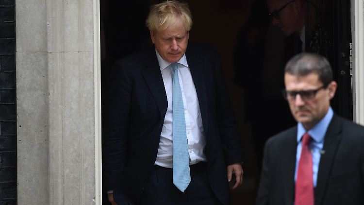 Boris Johnson verlässt die 10 Downing Street, um seine am Vortag veröffentlichten Pläne für einen neuen Brexit-Deal im Parlament vorzustellen.
