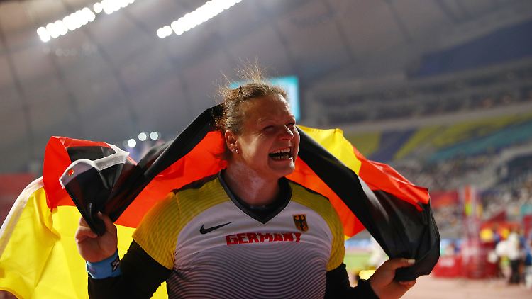 Ein Traum geht in Erfüllung: Christina Schwanitz holt bei der WM in Katar im Khalifa International Stadium Bronze.