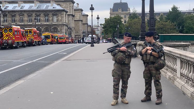 Verheerende Messerattacke in Paris: Schwer bewaffnete Sicherheitskräfte riegeln den Tatort ab.
