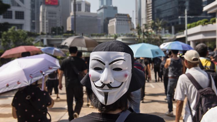Masken, die die Identität verbergen, sind bei Demos in Hongkong künftig verboten - Atemschutz ebenfalls.