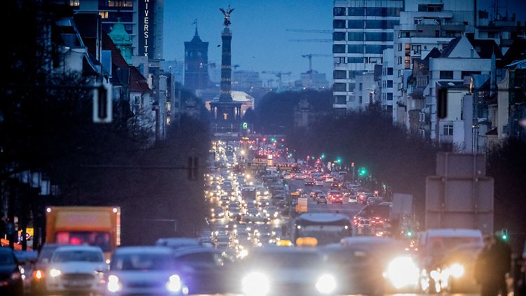 Die große Mehrzahl der Fernpendler benutzt das Auto.