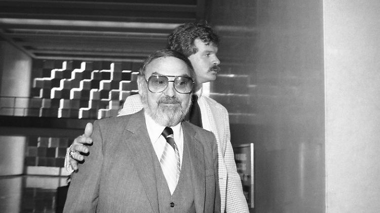 Mel Weinberg im August 1980 beim Verlassen des Gerichts in Brooklyn, New York.