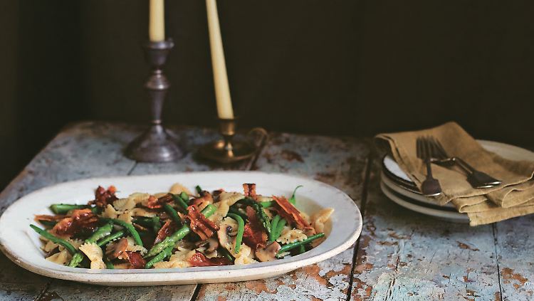 Die köstlichen Farfalle mit Spargel, Champignons und knusprigem Pancetta stehen in nur 20 Minuten auf dem Tisch.