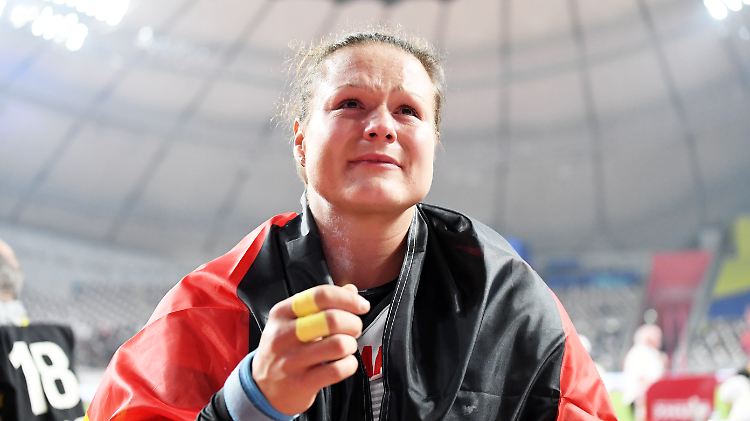 Total gerührt und überglücklich - bei Christina Schwanitz herrscht nach dem Wettkampf großes Gefühlschaos.