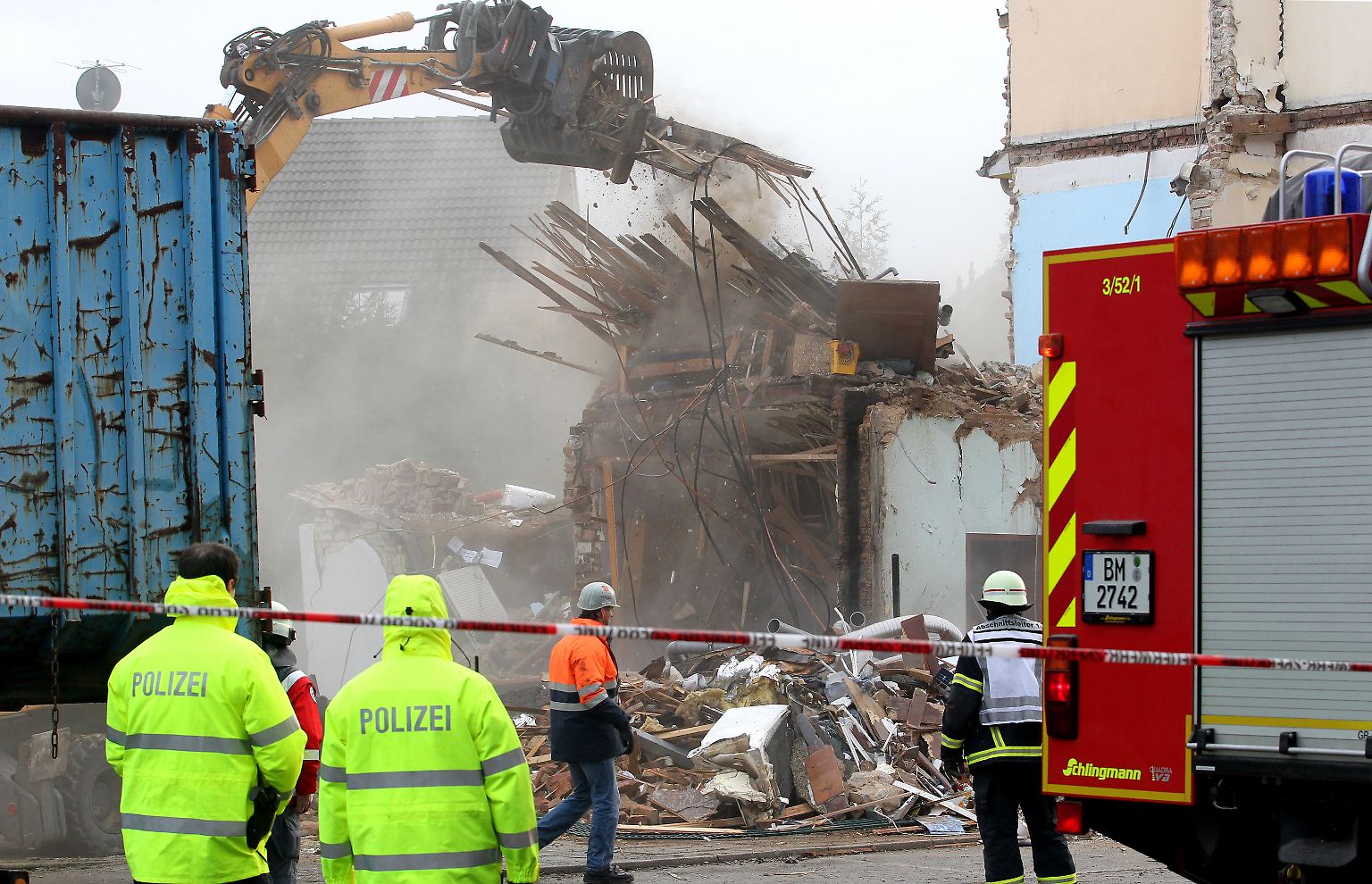 Nach der Explosion eines Hauses in Brühl bei Köln wird seit Sonntagtagmorgen auf der Suche nach drei vermissten Hausbewohnern der Trümmerberg vorsichtig abgetragen. 