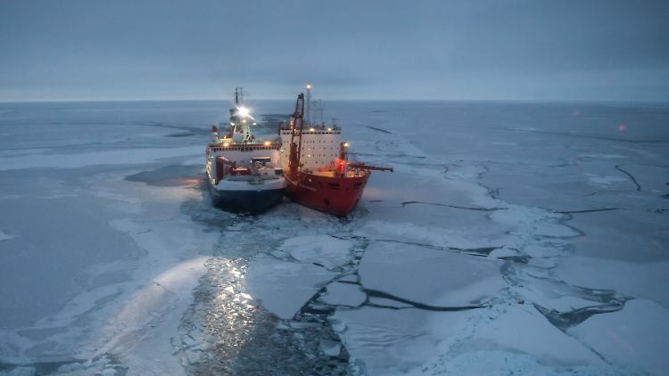 Der Forschungseisbrecher "Polarstern" liegt zwischen arktischen Eisschollen.
