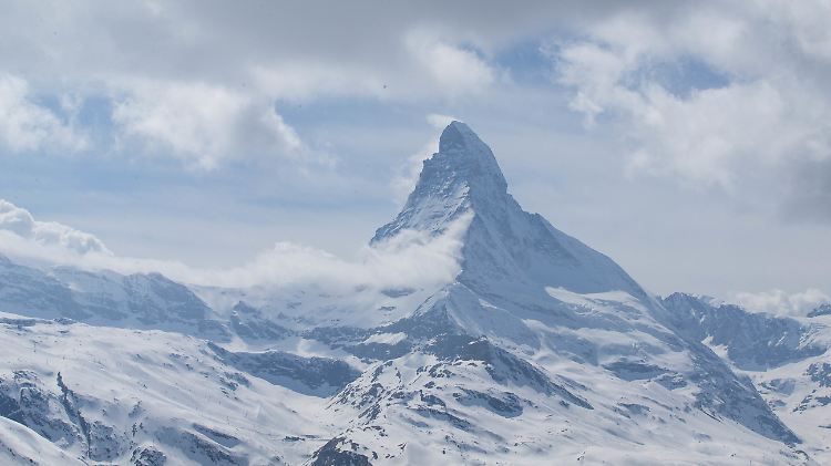 Wolken ziehen über einen Berggrat des Matterhorns.