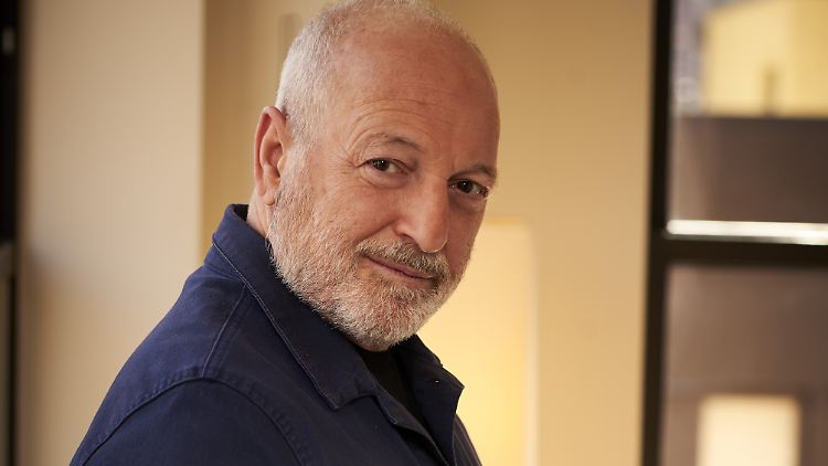 Dass über seine Bücher Haus- und sogar Doktorarbeiten geschrieben werden, macht den Dozenten André Aciman glücklich. "Aber schickt sie mir bitte nicht, ich habe genug zu korrigieren!"
