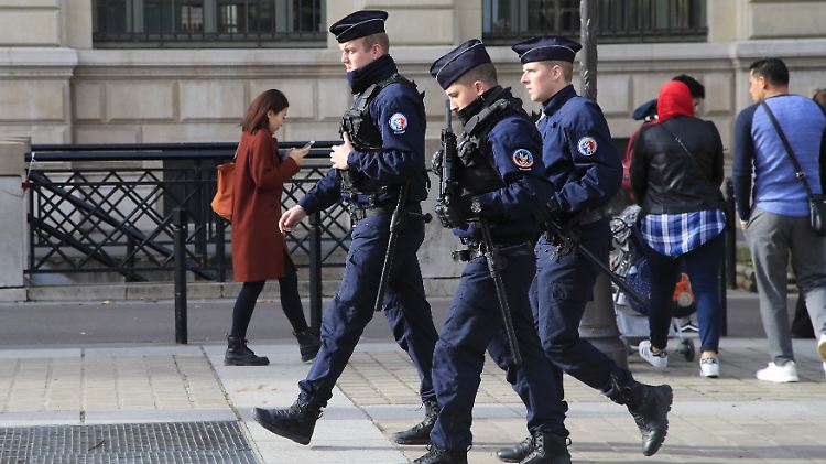 Polizisten patrouillieren vor dem Präsidium, wo sich der Angriff ereignete.