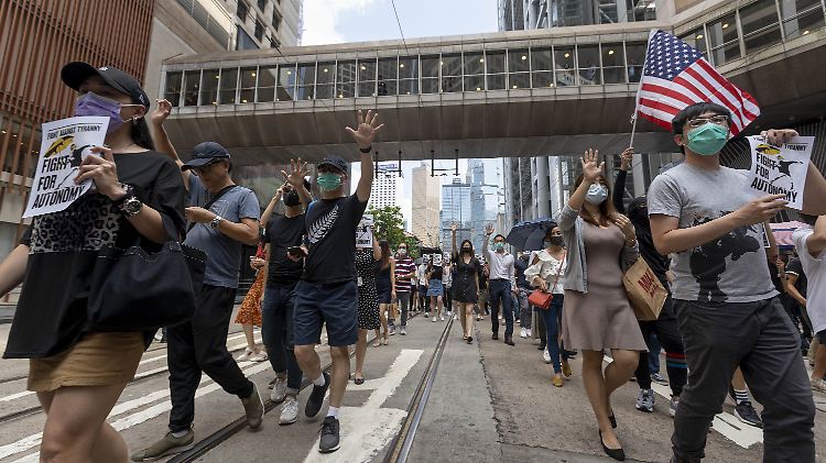 Bereits am Freitagabende waren die U-Bahnen gestoppt worden, nachdem Demonstranten Brände gelegt hatten.