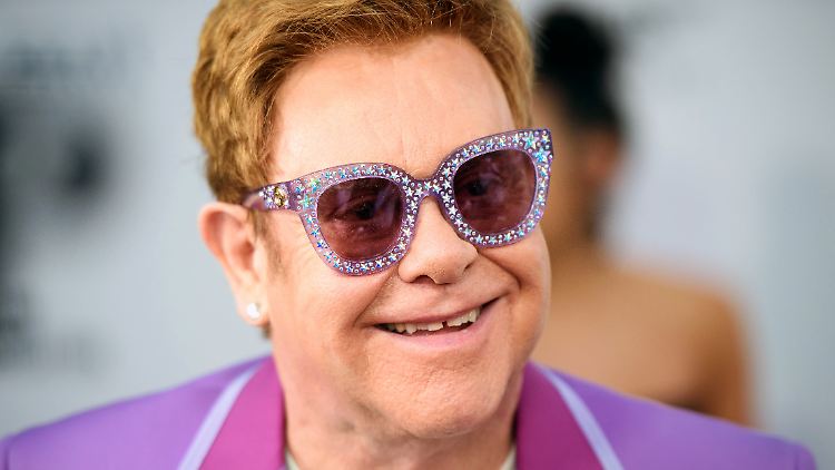 Spielte beim Trauergottesdienst von Prinzessin Diana "Candle in the Wind": Elton John.