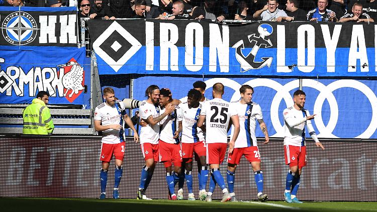 Die HSV-Spieler herzen Jeremy Dudziak, Torschütze zum 1:0, und springen auf Platz eins der zweiten Fußball-Bundesliga.