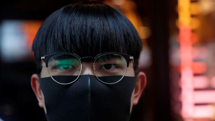 Die Regierung in Hongkong hatte am Freitag das Tragen von Masken verboten.