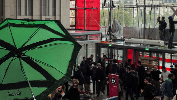 Mehrere Hundert Menschen besetzten in Paris das Einkaufszentrum "Italie Deux".