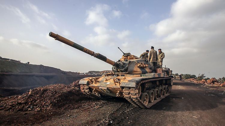 Ein Panzer der türkischen Armee steht in Nordsyrien.
