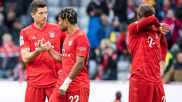 Die Bayern-Profis können es kaum glauben.