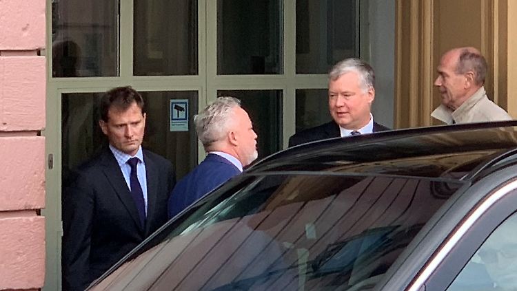 Der US-Sondergesandte Biegun (3.v.l.) führte bereits Vorgespräche im schwedischen Außenministerium.