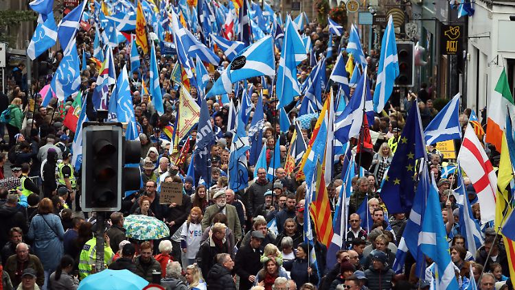 Tausende Menschen sind beim "Marsch für Unabhängigkeit" in der schottischen Hauptstadt Edinburgh auf die Straße gegangen.