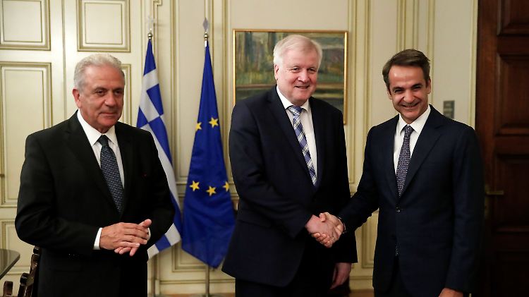 Bundesinnenminister Seehofer  gibt Kyriakos Mitsotakis, Ministerpräsident von Griechenland, die Hand. Links daneben steht EU-Migrationskommissar  Dimitris Avramopoulos.