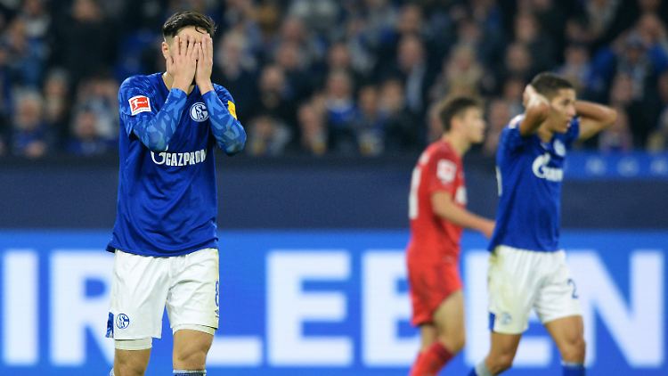 In der Nachspielzeit gibt Schalke die Tabellenführung aus der Hand.