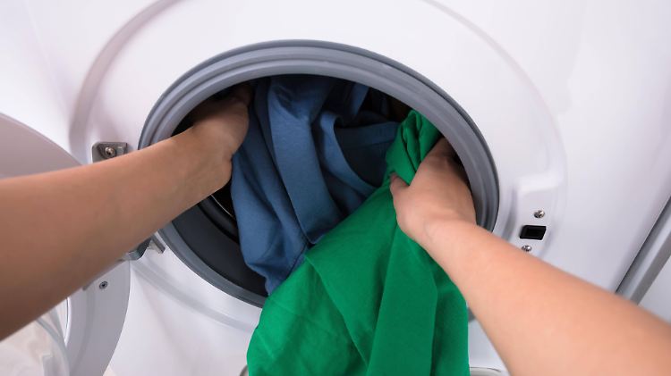Frisch gewaschene Wäsche ist nicht immer wirklich sauber. In der Maschine kann sie sogar mit Keimen verseucht worden sein.