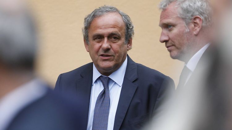 Michel Platini will trotz Korrupions-Ermittlungen zurück in den Fußball.