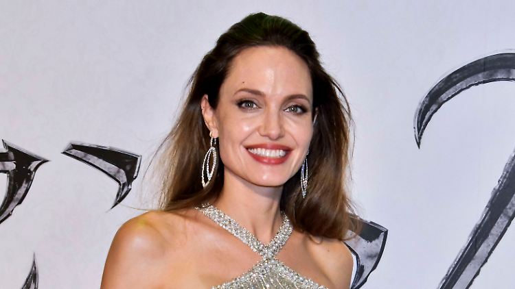 Befindet sich nach der Trennung von Brad Pitt in einer "Übergangsphase" und aktiv auf der Suche nach der Lebensfreude: Angelina Jolie.