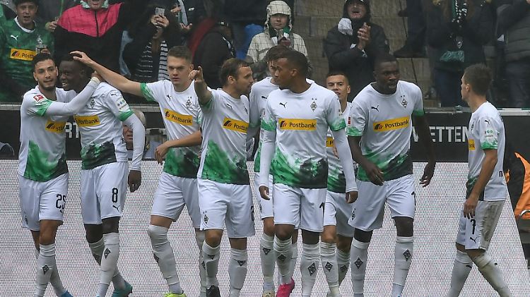 Was für ein Spiel: Schon zur Pause führte Borussia Mönchengladbach 4:0 gegen Augsburg - und machte so die Tabellenführung klar.