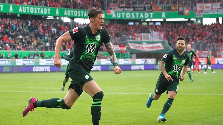 Jubel über das Tor des Tages: Wout Weghorst trifft zum 1:0-Siegtreffer für Wolfsburg.