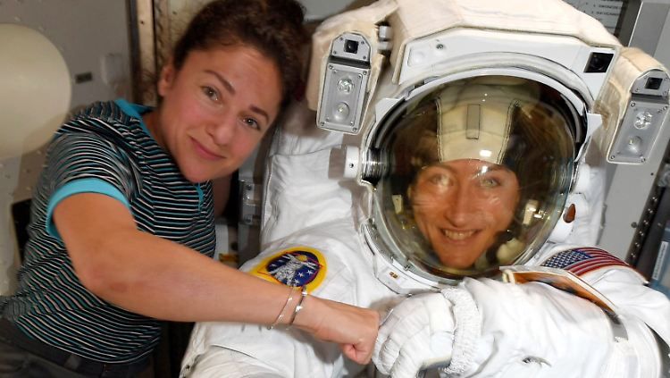 Christina Koch (r.) stieg bereits diesmal aus - demnächst nimmt sie mit Jessica Meir am ersten rein weiblichen ISS-Außeneinsatz teil.