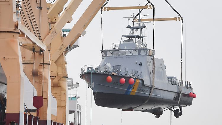 Ein Küstenschutzboot für Saudi-Arabien wird am Hafen in Mecklenburg-Vorpommern auf ein Transportschiff verladen. (Symbolbild)