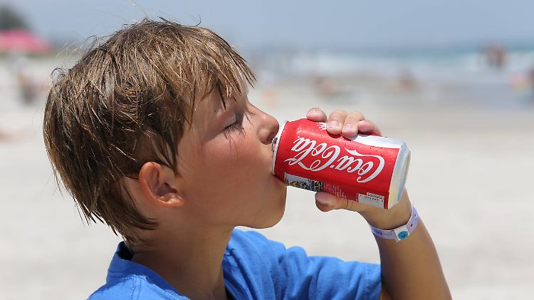 Kalte Cola ist lecker aber auch ungesund - gerade für Kinder.