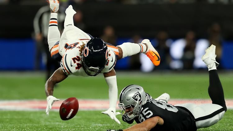 Chicagos Buster Skrine fliegt durch die Londoner Luft - in dieser Situation erfolgreich, am Ende aber vergeblich.