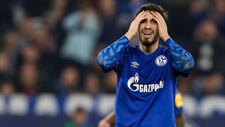 Oh, jetzt Nationalspieler: Suat Serdar hat das mit der Nominierung für die DFB-Elf noch nicht so richtig realisiert.