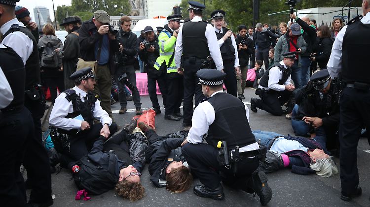 In der britischen Hauptstadt sind 135 Menschen vorläufig festgenommen worden.