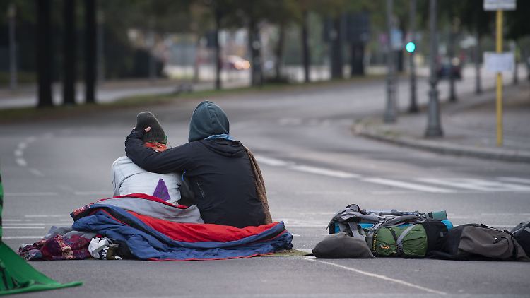 Extinction-Rebellion-Aktivisten erwachen auf einer der Zufahrtstraßen zum Großen Stern in Berlin.
