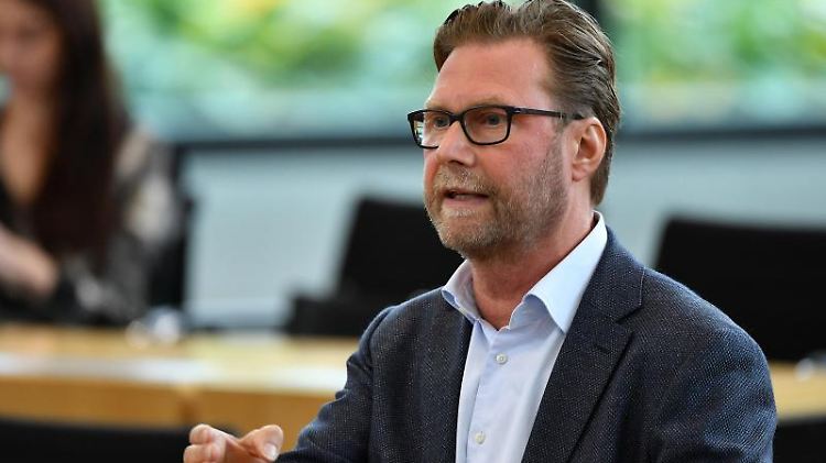 Die Drohmail kündige ein Messer- oder ein Autobombenattentat an, wenn Adams nicht bei den Grünen austrete.