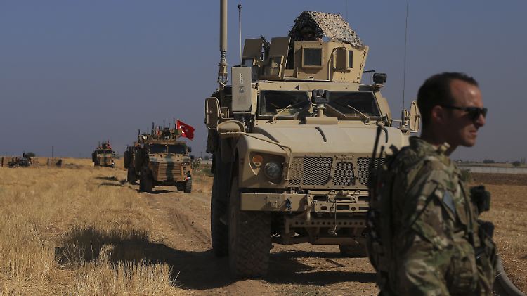 Türkische und amerikanische Panzerfahrzeuge patrouillieren bei der gemeinsamen Bodenpatrouille in der sogenannten "sicheren Zone" auf der syrischen Seite der Grenze zur Türkei.