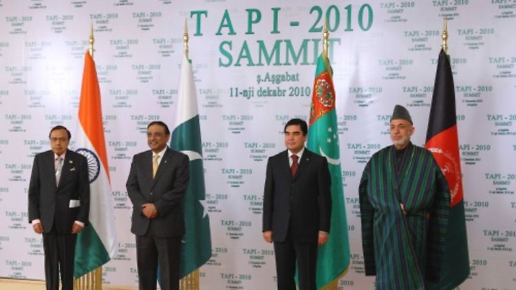 Die Teilnehmer des TAPI-Treffens von Aschgabat (v.l.n.r.): Indiens Ölminister Murli Deora, Pakistans Präsident Asif Ali Zardari, der Präsident Turkmenistans, Gastgeber Gurbanguly Berdimuhamedow und sein afghanischer Amtskollege Hamid Karsai.