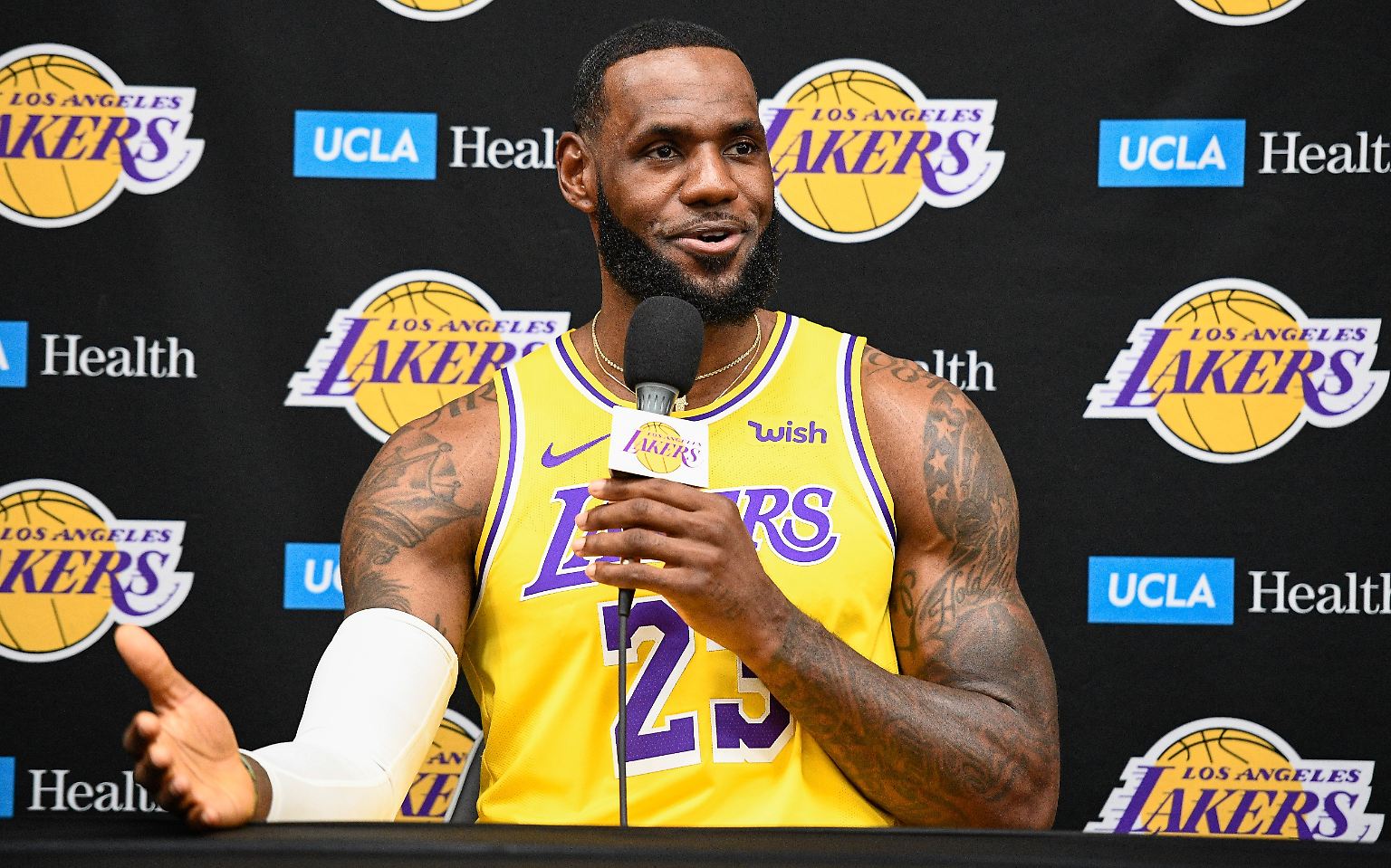 "King James" oder einfach "The King". LeBron James gilt als der beste Basketballer seiner Generation. Schon in der High School war er landesweit als Phänomen bekannt, eine Lokalzeitung taufte ihn den "König". Auch populär als "Chosen One" (der Auserwählte) oder LeBronto (in Anlehnung an den riesigen Brontosaurus, nachdem er 2017/18 die Toronto Raptors in den Playoffs im Alleingang 4:0 abschoss.) 