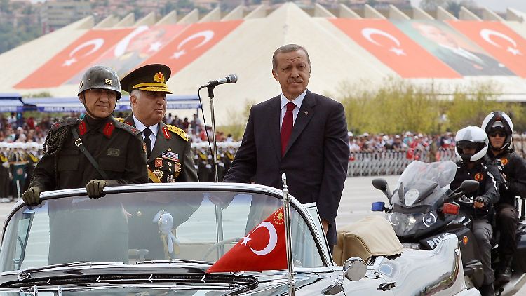 Erdogan bei einer Militärparade im August 2014: Der alte Traum von einem erfolgreichen türkischen Auto-Modell soll endlich wahr werden.