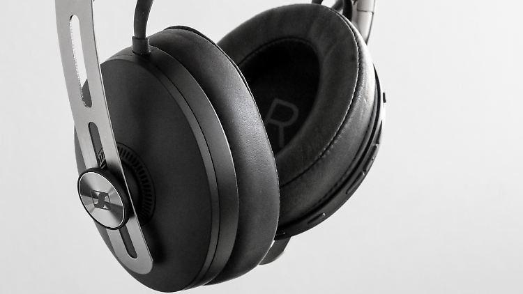 Die Ledermuscheln des Sennheiser Momentum 3 Wireless kann man bei Bedarf austauschen.