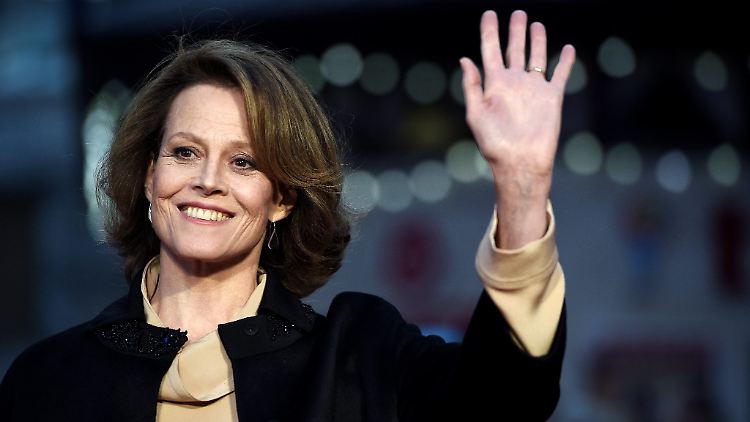 Das Geburtsjahr 1949 im Pass von Sigourney Weaver muss ein Irrtum sein.