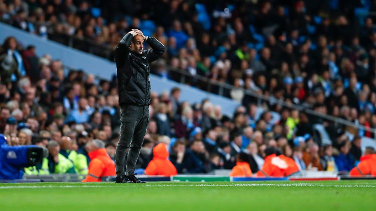 Hätte er Haare, würde er sie raufen: Pep Guardiola liegt schon acht Punkte hinter dem FC Liverpool.